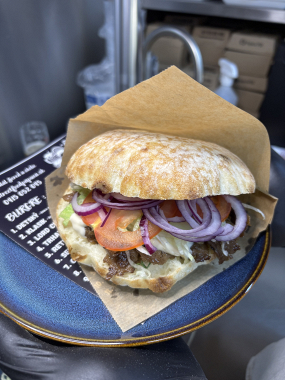 Teľací kebab v arabskom chlebe