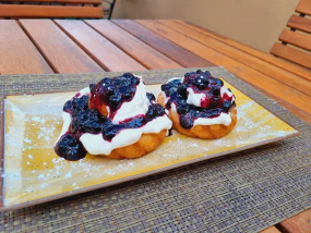 Papanași cu Smântână și Dulceață de Afine