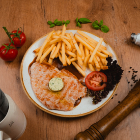 Putensteak mit Pommes und Kräuterbutter