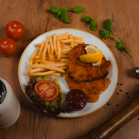 Paniertes Schnitzel mit Pommes