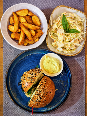 Cheeseburger de Vițel | Cartofi Wedges și Salată Coleslaw