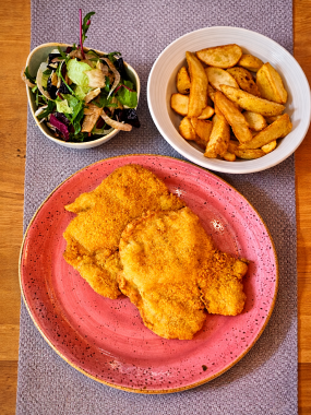 Șnițel de Vițel | Cartofi Wedges și Salată Fresh