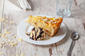 Tartă cu Mere și Înghețată