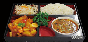 B2 Pikantní polévka, sladkokyselý salát, pekingské kuře (pálive), rýže