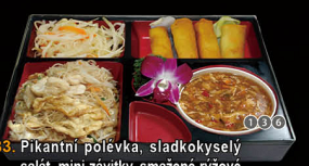 B3 Pikantní polévka, sladkokyselý salát, mini závitky, smažené rýžové, nudle s kuřecím másem 