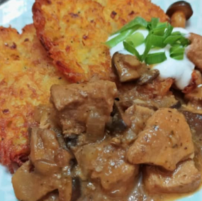  Placki Ziemniaczane z Gulaszem Wieprzowym i Warzywami (3 sztuki)