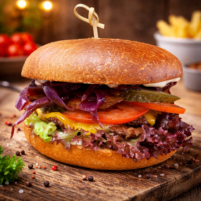 Hovädzí poctivec - domáci hovädzí burger s jemne pikantnou omáčkou (1, 3, 7)