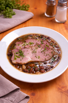 2. 400g - Poctivý fazuľový prívarok s plátkom údeného mäska, chlieb (A: 1,3,7)