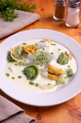 3. 400g- Tortellini plnené ricottou a špenátom s jemnou smotanovou omáčkou (A:1,3,7)