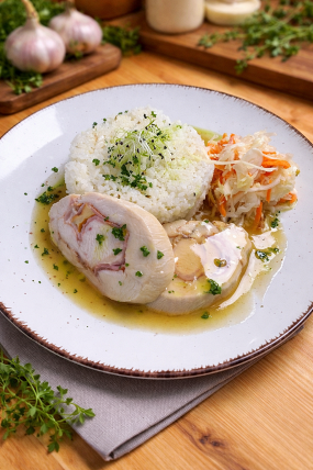 2. 150g/250g/50g - Šťavnatá kuracia roláda plnená slaninkou a syrom s dusenou ryžou a zeleninovým šalátom (A:7)