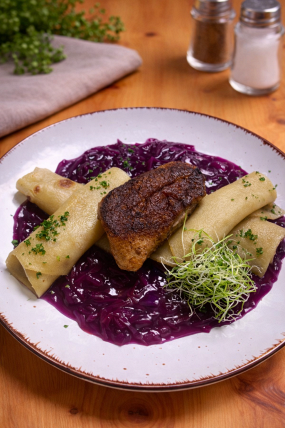 4. ŠPECIALITA: 150g/200g - Konfitované kačacie prsia s karamelizovanou červenou kapustou a zemiakovou lokšou (A: 1,3,7)