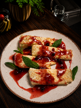 3) 350g - Palacinky s lieskovcovo-čokoládovou náplňou preliate teplým lesným ovocím (A: 1,3,7,8)