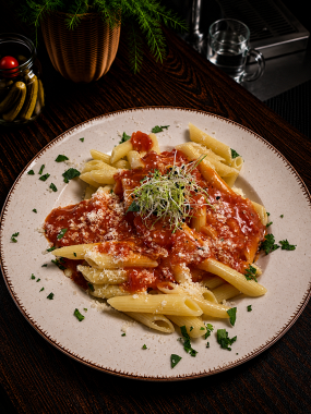 3) 400g - Penne Arrabiata so slaninkou sypané parmezánom (A: 1,3,7)