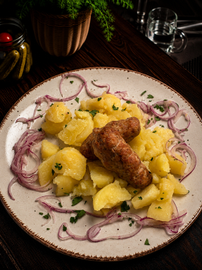 2) 150g/250g/80g - Čevab čiči s maslovými zemiakmi s horčicou a cibuľlkou (A: 1,3,7,10)