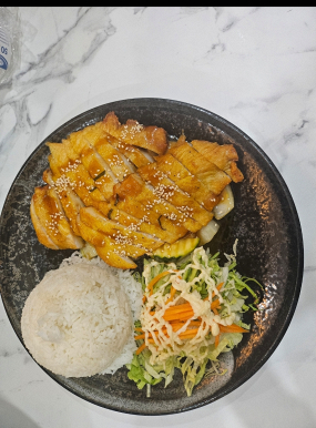 22. CƠM GÀ NƯỚNG - RYŽA S GRILOVANÝM KURACÍM MÄSOM 550g