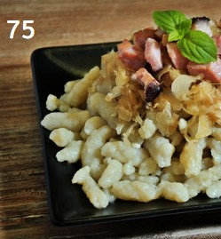 75. Halušky se zelím a slaninou (550g)
