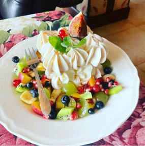 Pavlova aksamitna z owocami sezonowymi 200 g