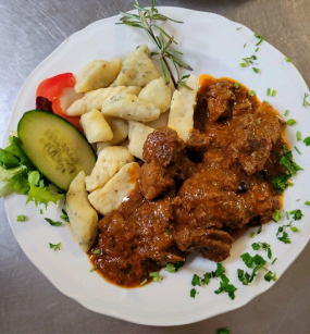 Gulasz z dzika z kopytkami w ziołach i ogórkiem kiszonym 450 g