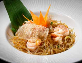 154 · SPAGHETTI DI SOIA CON VERDURE E  GAMBERI