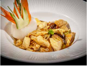 174 · POLLO* CON BAMBÙ, FUNGHI E SCAGLIE DI MANDORLE