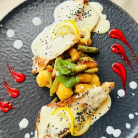 File de Păstrăv cu Legume Tempura și Sos de Lămâie