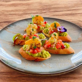 Bruschete cu avocado și creveți