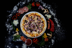 Pizza Salsiccia Funghi Cipolla