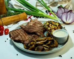 Ceafă de Porc la Grătar, Cartofi Copți, Ciuperci Sote și Sos de Hrean
