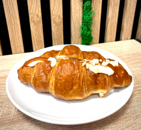 Croissant slaný karamel 