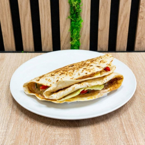 Tortilla zapečená s vaječnou omeletou, šunkou, sýrem a zeleninou