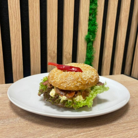 Bagel s vaječnou omeletou, salátem, anglickou slaninou