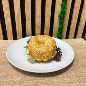 Bagel s uzeným lososem, vaječinoj, salátem