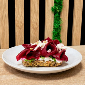 Žitný chléb s žervé, rukolou, carpaccio z červené řepy sypané balkánským sýrem a piniovými oříšky
