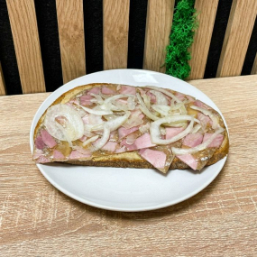 Chléb s domácí tlačenkou a cibulí