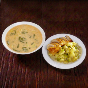 1. 350 ml Polévka z fazolových lusků na kyselo + 150 g Kuřecí plátek, čedarová omáčka, gnocchi