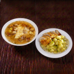 3. 400 ml Česneková polévka se šunkou, sýrem a krutony + 150 g Kuřecí plátek, čedarová omáčka, gnocchi