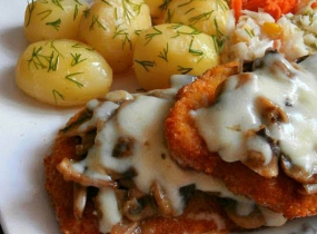 SCHAB z pieczarkami i serem zapiekany + dodatki