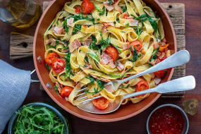 TAGIATELLE z szynką parmeńską pomidorkami i szpinakiem