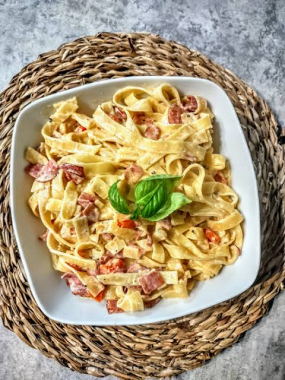 TAGIATELLE z boczkiem i sosem carbonara