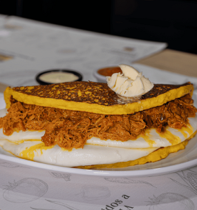 Cachapa con queso + carne desmechada