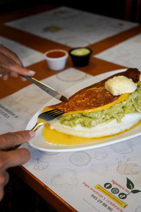 Cachapa con queso + reina pepiada