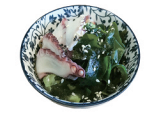 Pulpo algas y pepino aliñado
