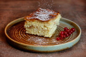 Plăcintă de Casă cu Brânză Dulce și Stafide