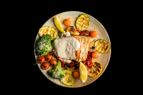 Somon cu Legume la Grătar și Sos Gorgonzola
