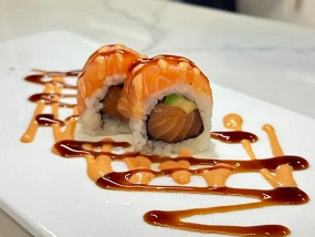 Uramaki Spicy Salmon Roll
