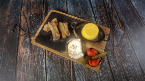 Coastă de Porc în Untura "la Garniță" cu Mămăliguță și Ou