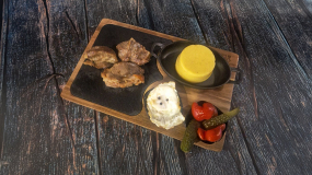 Carne de Porc în Untură "la Garniță" cu Mămăliguță și Ou