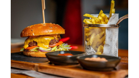 Burger Vită cu Cartofi Prăjiți și Sos