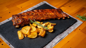 Scăriță de Porc cu Cartofi Aurii și Sos Barbeque