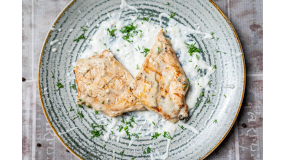 Piept Pui cu Sos Gorgonzola și Cartofi la Cuptor